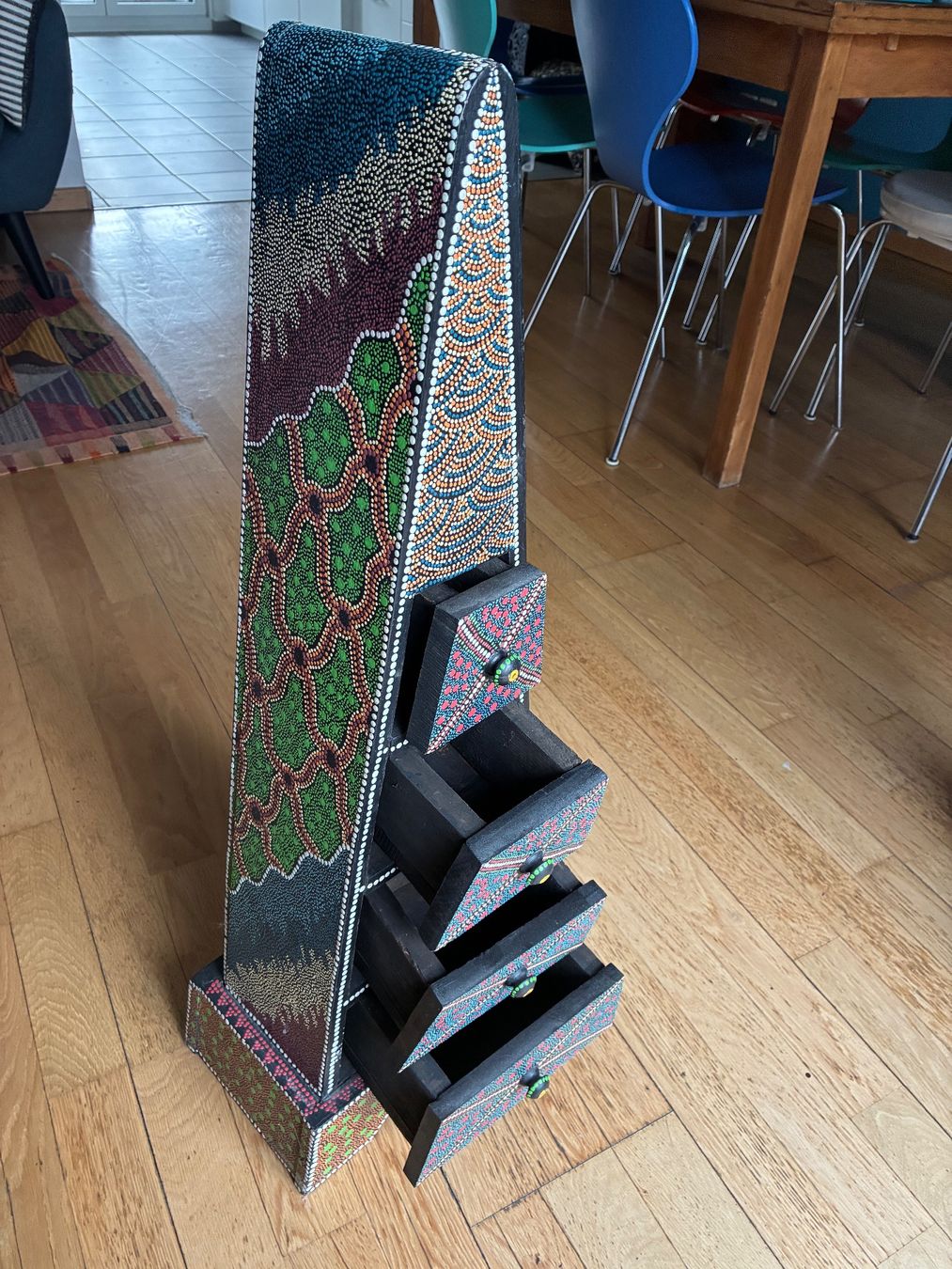 Cassettiere: Möbeli, bemalt, pyramidenförmig, mit 4 Schubladen – Usato da Zürich venduto da thetschi 3
