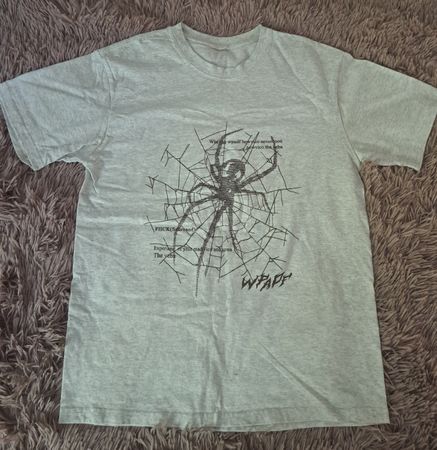 Weisses T-Shirt mit einem schönen Design