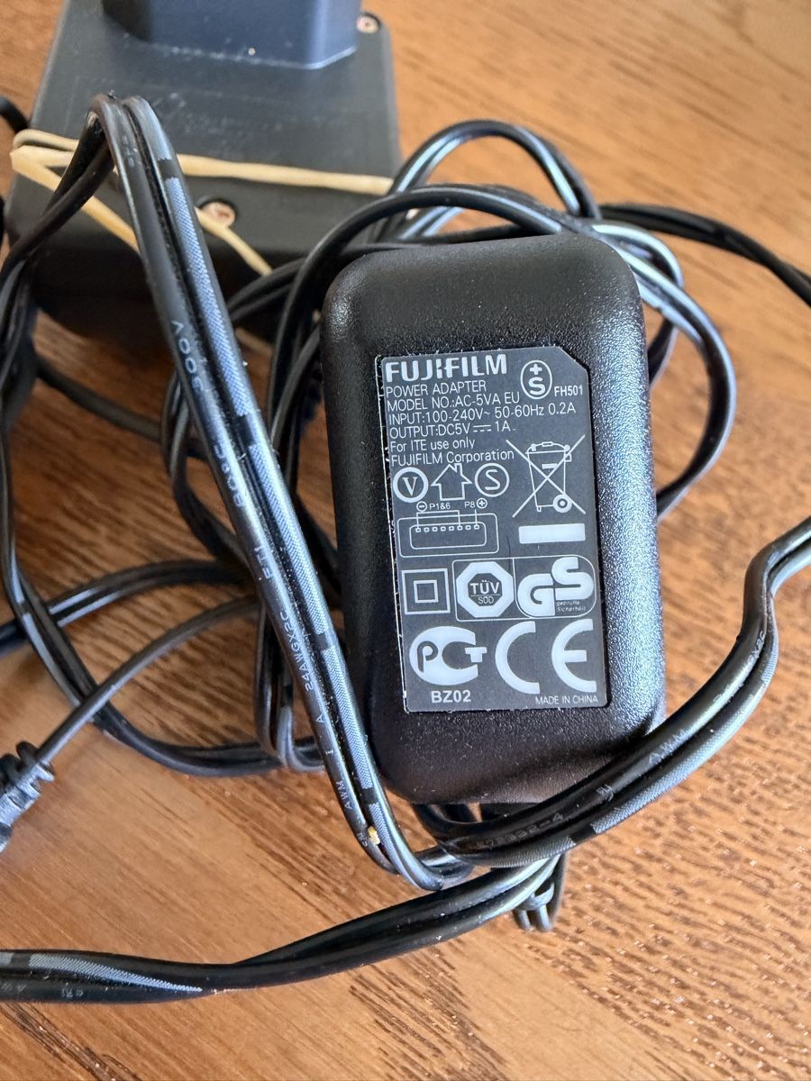 Nokia Caricabatterie: Fujifilm power adapter; Nokia charger – Usato da Zürich venduto da mhm_6rhw