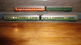 4 EC-Personenwagen orange und grün SBB Minitrix Spur N