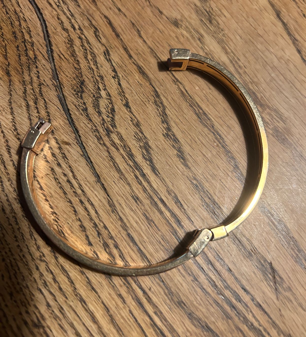 Fossil Armbänder & -reifen: Fossil Armreif goldfarben mit Steinchen – Gebraucht aus Bern von cip_v9xh 3