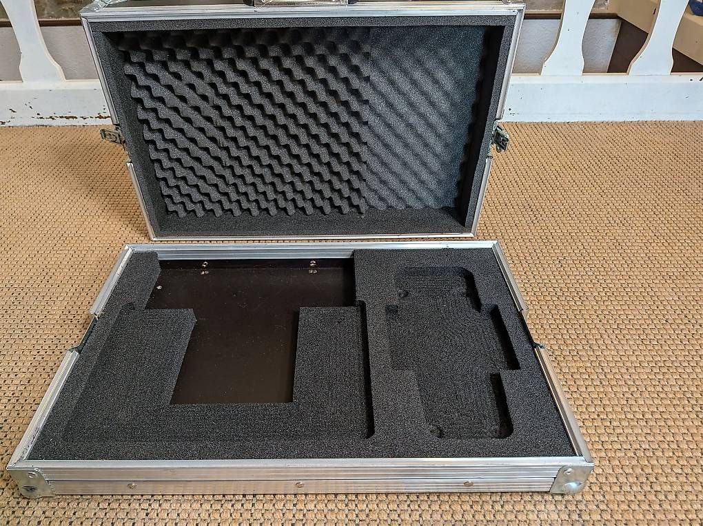 Instruments de musique: Case Quad Cortex + Pedale d'expressio SP1 – Neuf avec emballage d'origine à Bougy-Villars par Flo5150 1