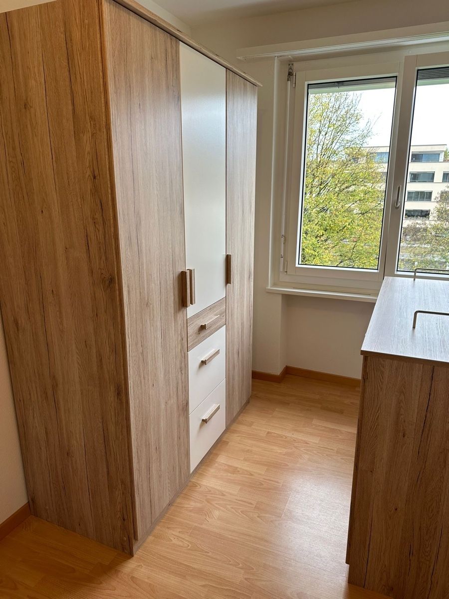 Armoires: Kleiderschrank Eiche Weiss 3 Türen – D'occasion à Ebikon par din_w7nh