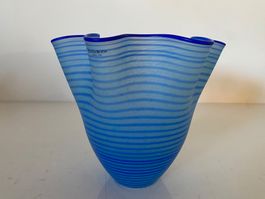 Kosta Boda Vase Ulrica Hydman Vallien blaue Taschentuch Vase