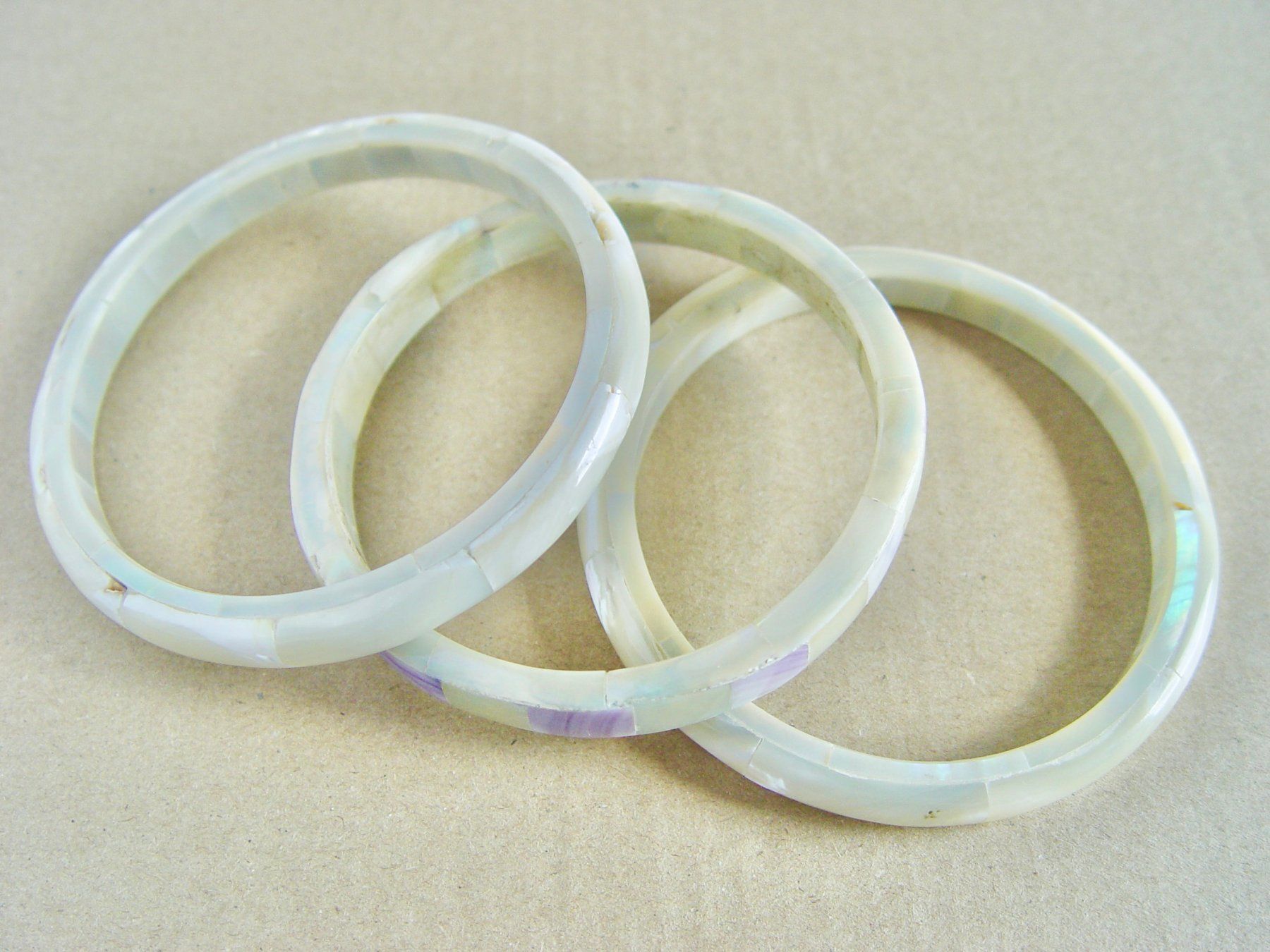 Bracciali & Braccialetti: Drei Perlmutter Armreifen – Usato da Henggart venduto da gernli 1