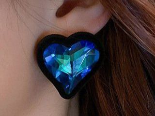 Ohrringe & -stecker: New Black Flocking Heart-shaped Blue Crystal Stud Earrings – Neu und originalverpackt aus Gächlingen von CHARLEZGIFTS 1