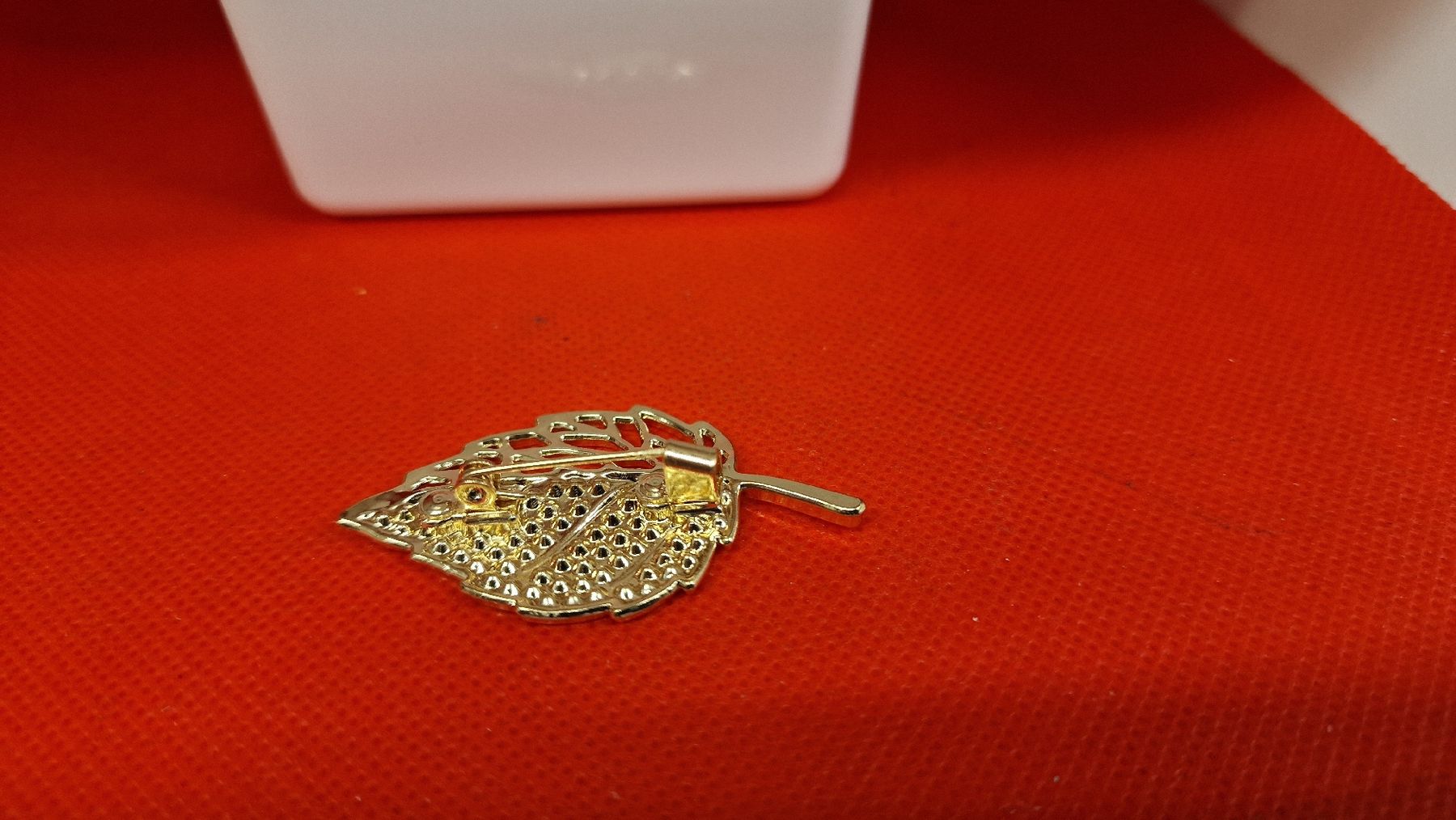 Spille & Fermagli: Herbst Brosche mit Strass - Blattform, neu! – Nuovo (secondo la descrizione) da Herisau venduto da Antiques.AR 1