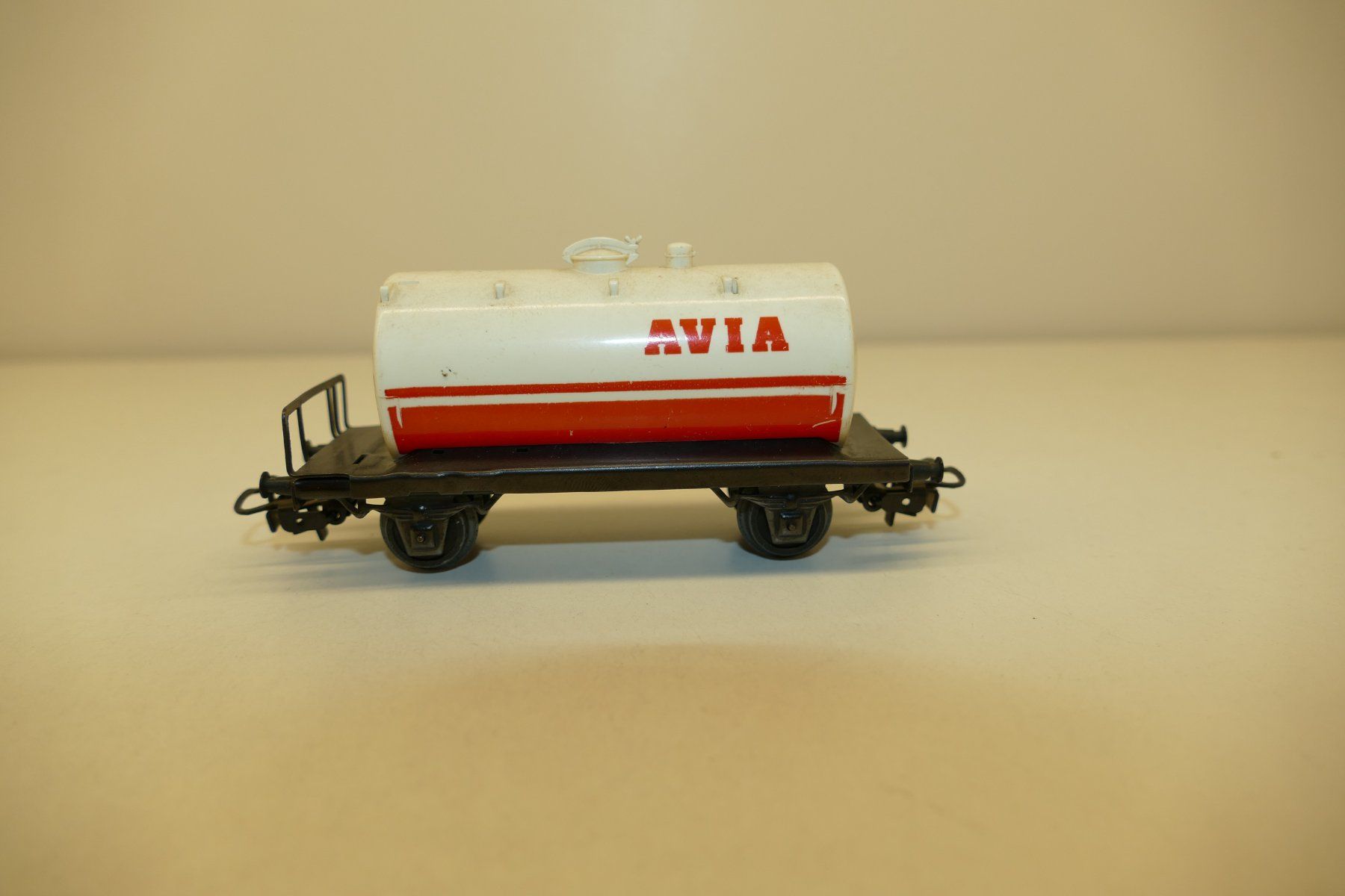Märklin Modellini di ferrovie: Primex H0: Kesselwagen Avia – Usato da Niederhasli venduto da rail-duerst