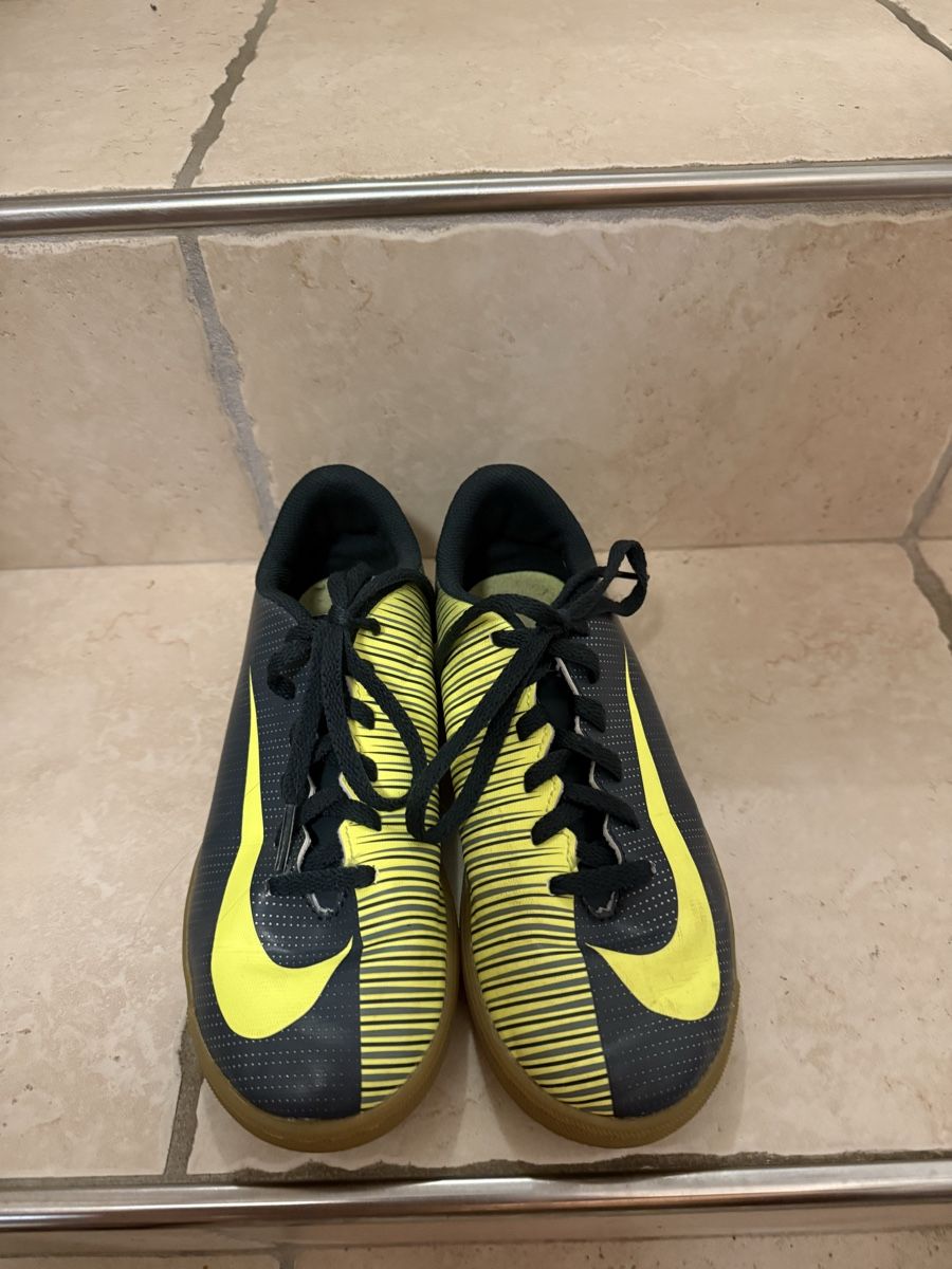 Nike Schuhe für Jungen: Chaussures de foot Nike 36 – Gebraucht aus Tavannes von calimero1012