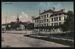 Kerzers, Schulhaus mit Blick zur Kirche