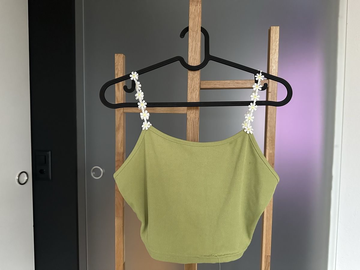 Top: Grünes Top mit Gänseblümchen, Grösse S – Usato da Gipf-Oberfrick venduto da Gabor5