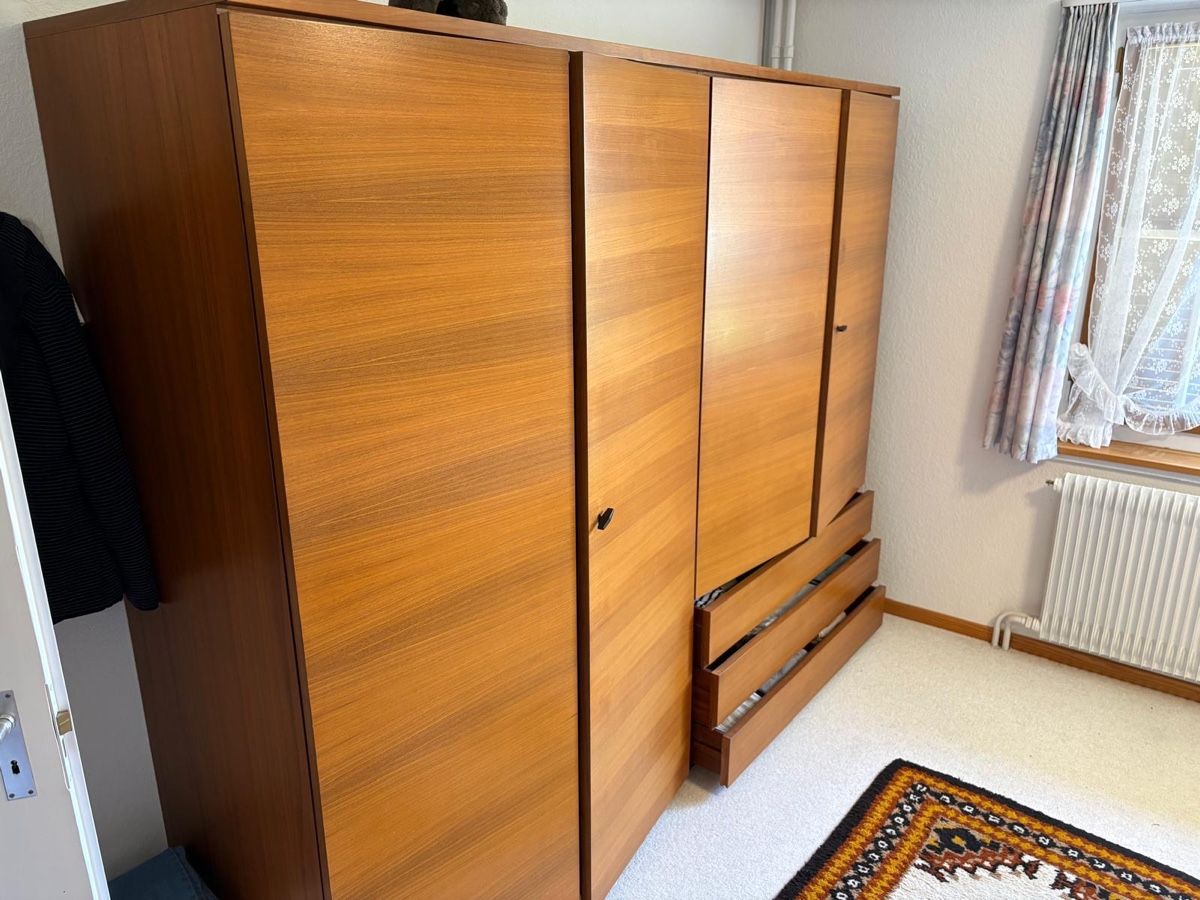 Articoli in legno: Schlafzimmereinrichtung, Nussbaum  – Usato da Zürich venduto da Xanthos555 4