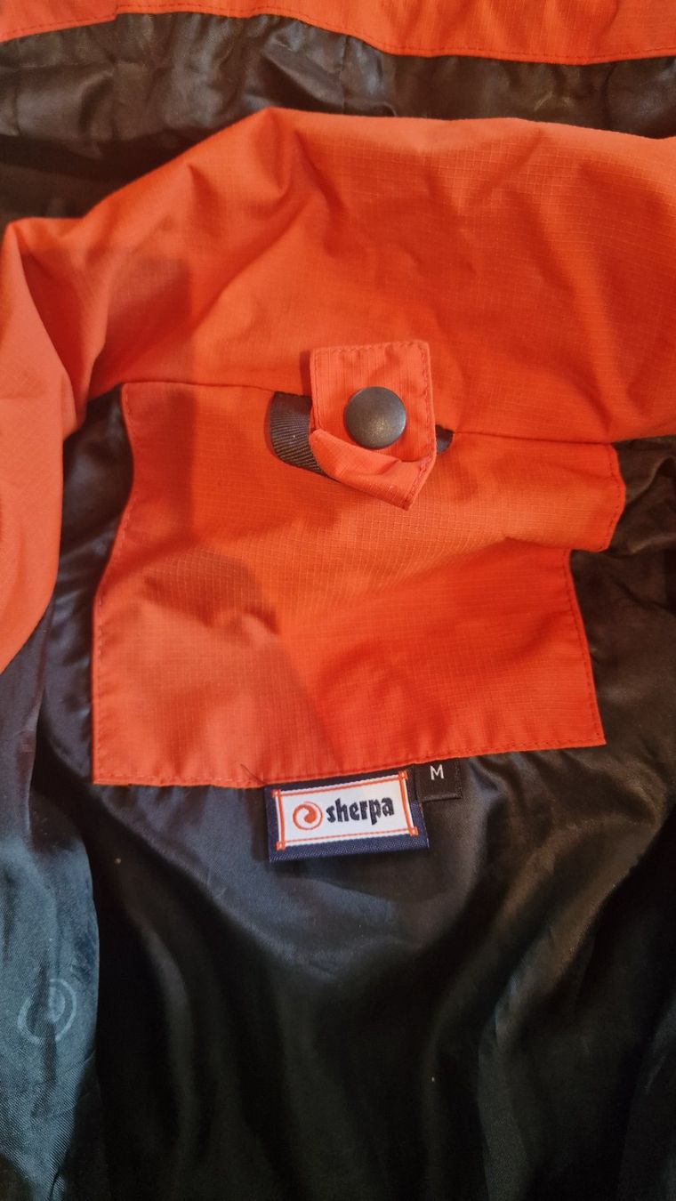 Sherpa Giacche: Sherpa Regenjacke, Orange, Grösse M – Usato da Arosa venduto da RaphaelG03 1