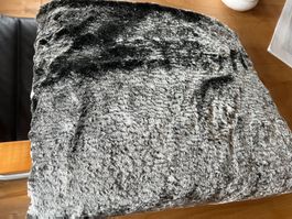 Stoff Kunstfell, schwarz/grau meliert, 140 x 214 cm.
