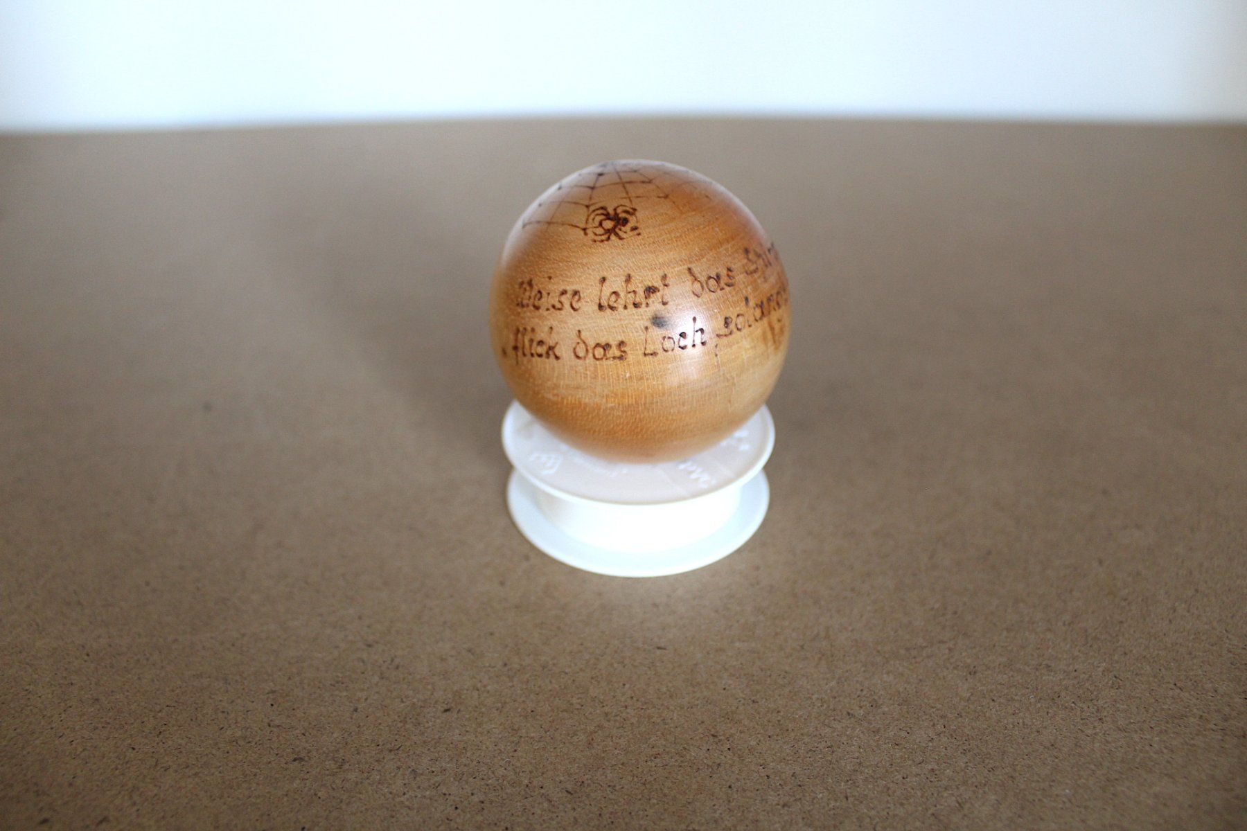 Articoli in legno: Vintage Holz Strumpfkugel mit Spruch ect. – Usato da Locarno venduto da fripui 4