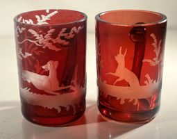 2 anciens verres schnaps Bohême rouge rubis et décor chasse