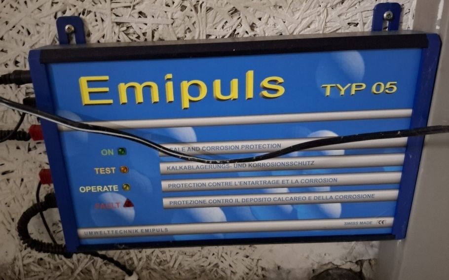 Sanitari: Elektronisches Kalkschutzgerät Emipuls Typ 05 – Usato da Grosswangen venduto da michelli.