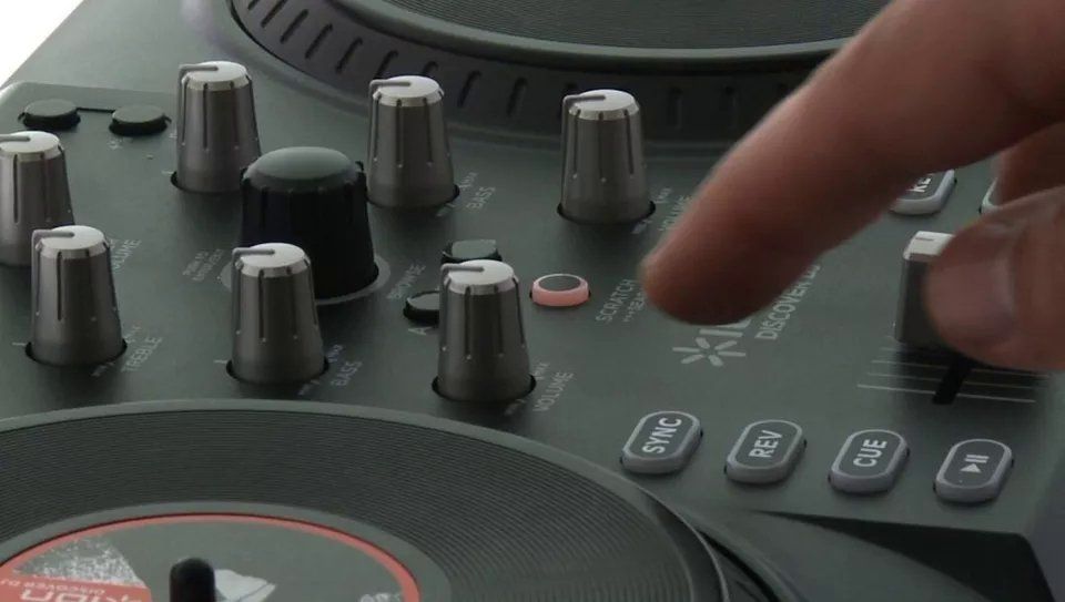 Console di mixaggio: Système DJ Ion Audio Discover pour ordinateur avec logiciel – Nuovo e nell'imballaggio originale da Goumoens-la-Ville venduto da Vitamine 1
