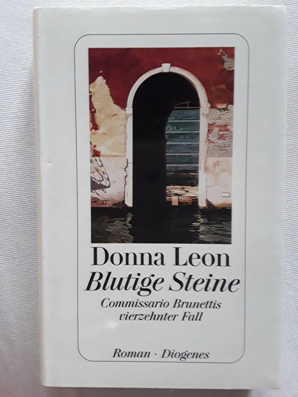 Libri: Donna Leon - Blutige Steine - GB – Usato da Wattwil venduto da tannenmeise73