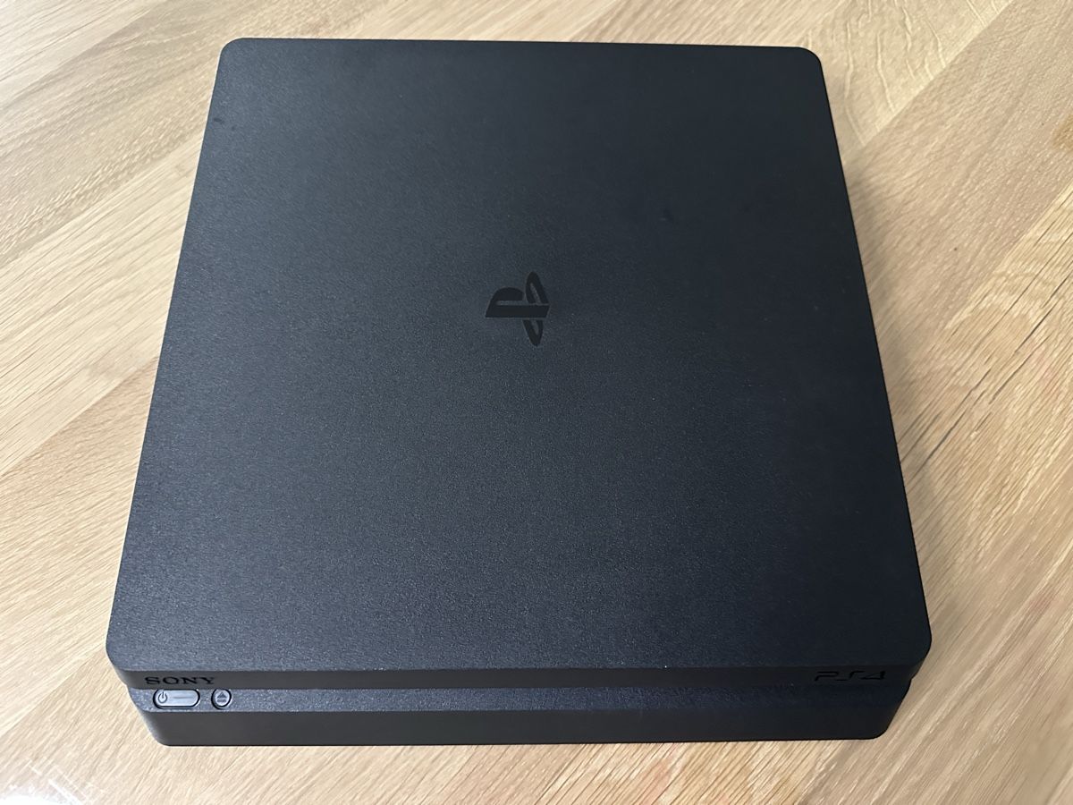 Sony Consoles: Sony PlayStation 4 Slim + Controller / 1 Tb Festplatte – D'occasion à Siggenthal Station par DynamicLight 5
