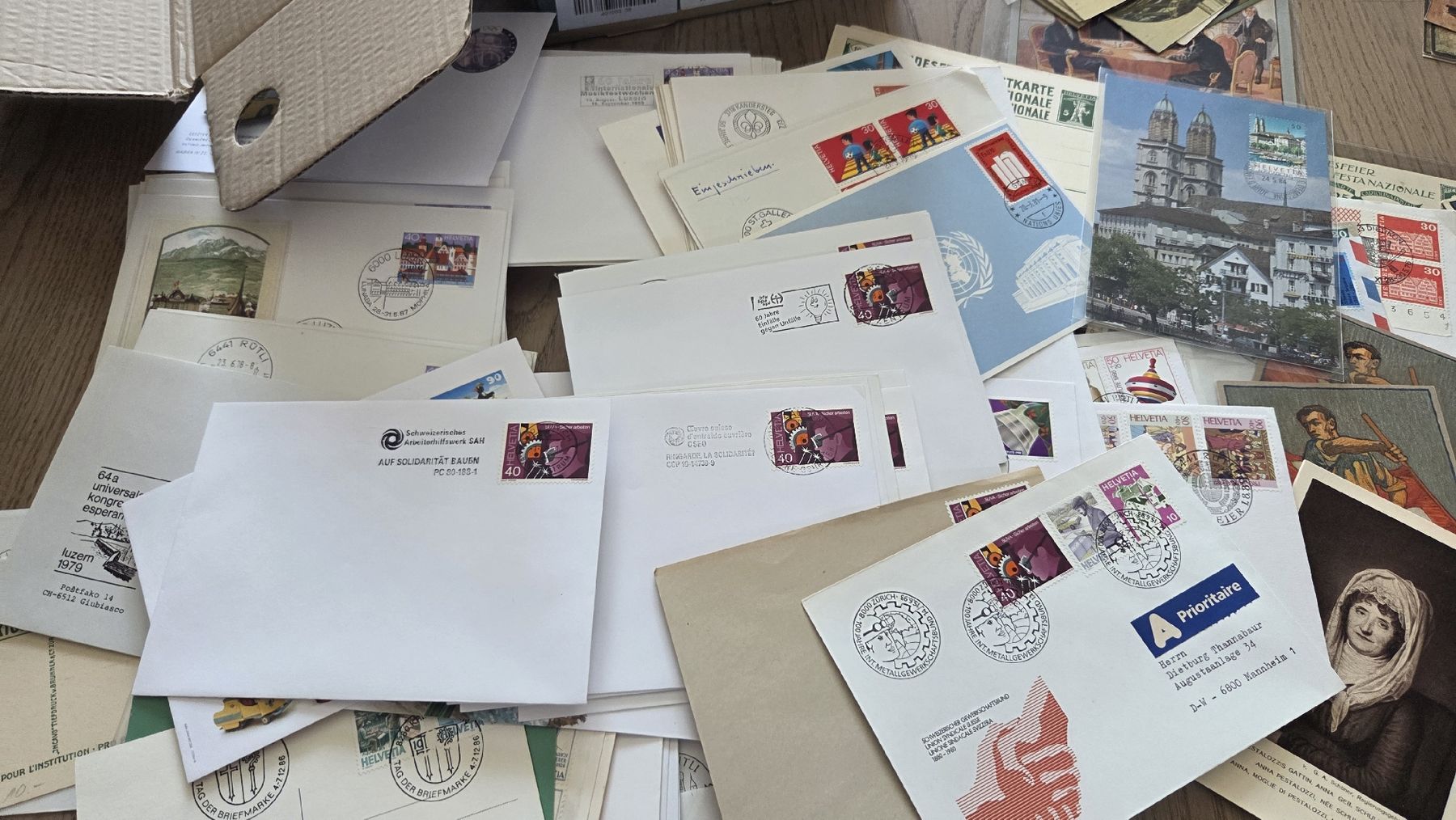 Tutti i francobolli: Schachtel Bundesfeierkarten Sonderbriefe Maximumkarten  – Usato da Arni AG venduto da Moth68 4