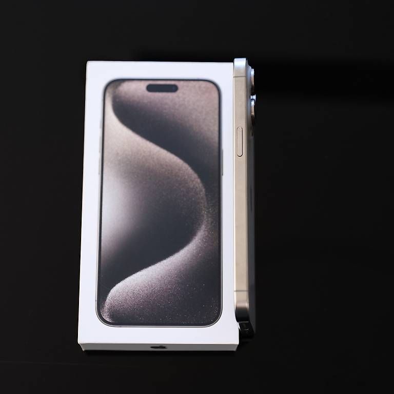 Telefoni cellulari / Smartphones: iPhone 15 Pro Max 512GB Silber Akku 100% – Usato da Zürich venduto da jdi_d5bv 2