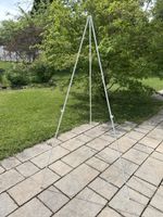 Weisse metallene filigrane Staffelei / Plakatständer