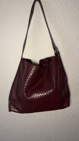 Bordeauxrot Umhängetasche von Stradivarius