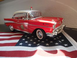 57 Chevrolet Belair Fire Chef Modell 1:18 Metall Road Legend