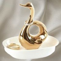 ✨🦢 Stilvolle Schmuckaufbewahrung: Goldener Schwan! 💫