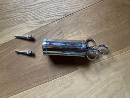 Spritze aus Metall mit zwei Aufsätze