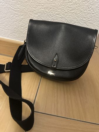Sac bandoulière Lacoste noir, texture grainée, bon état