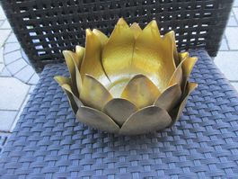 Kerzen Halter in der Form einer Seerose aus Metall