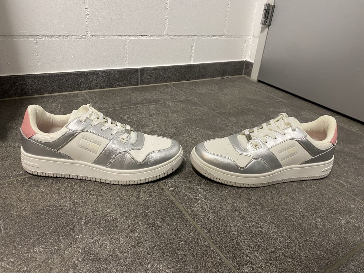 Damenschuhe: Tommy Hilfiger Sneaker 42 – Gebraucht aus Wohlen AG von bey_jcy5 5