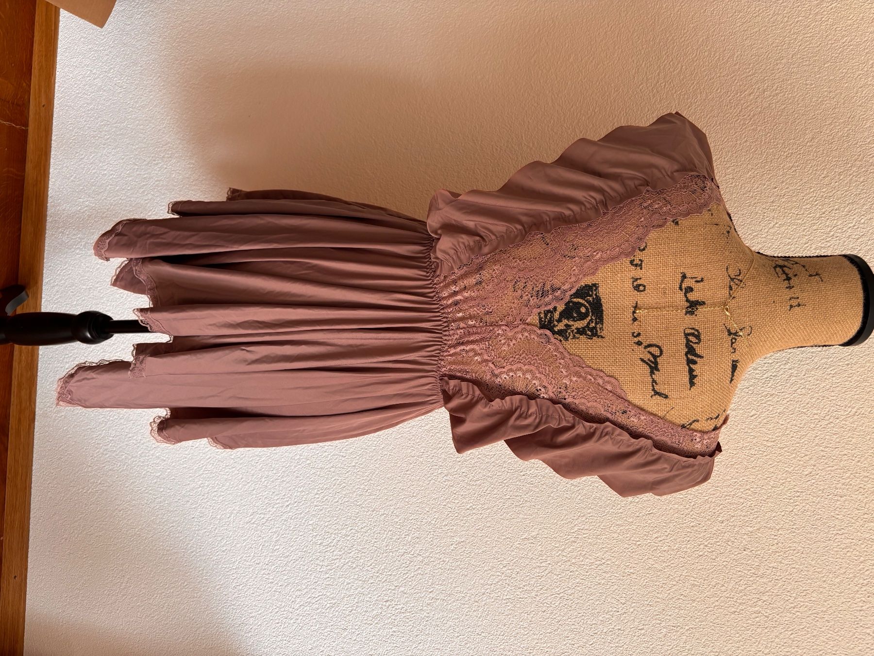 Vestiti: Damen Kleid mit Spitze und Volants Grösse M – Usato da Fraubrunnen venduto da Sxhiina01 2