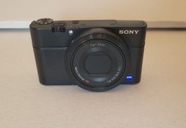 Sony DSC-RX100 Digitalkamera mit Hülle und Tragegurt
