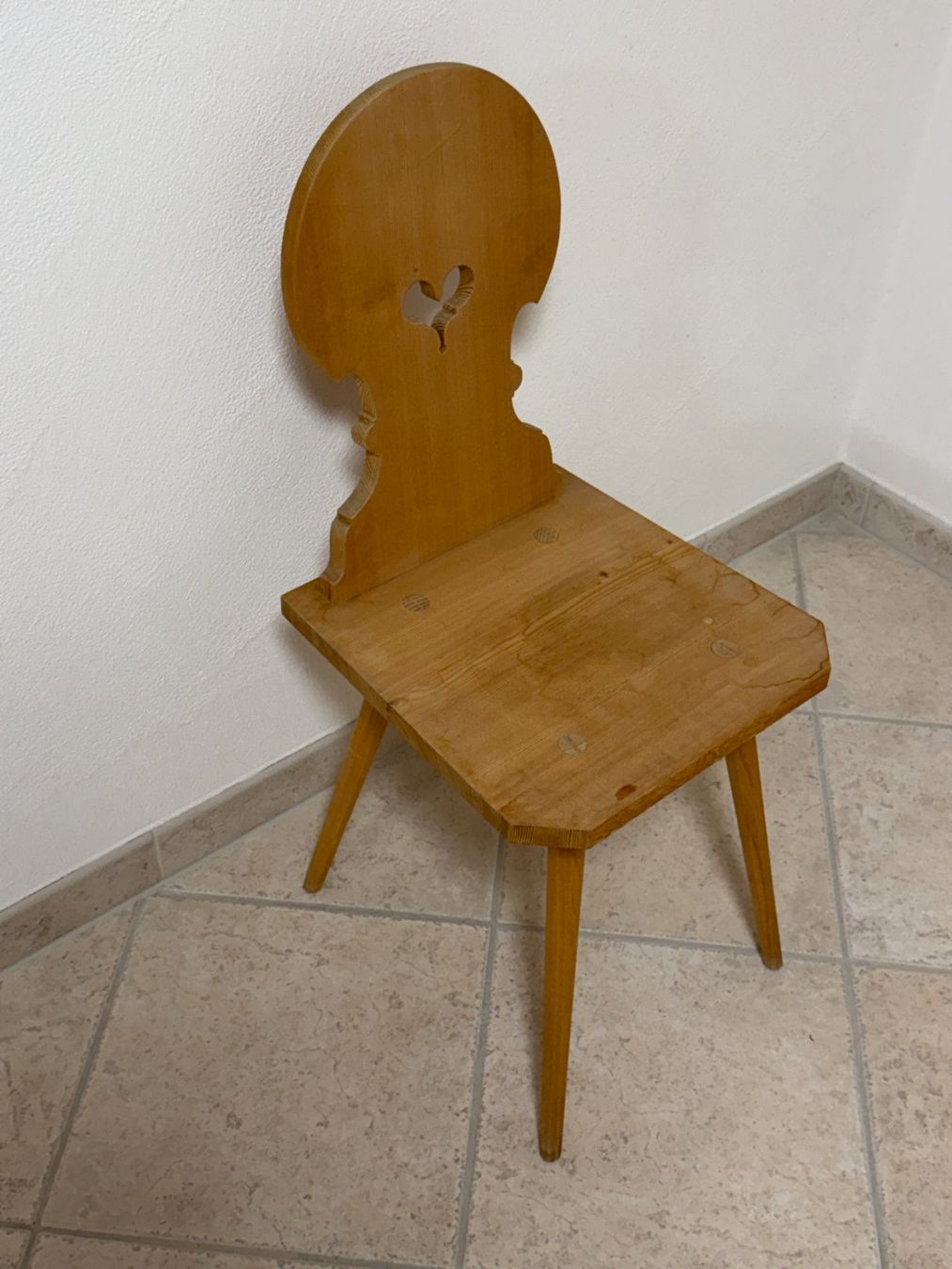 Chaises: Rustikaler Holzstuhl mit Herz, Sttabelle – D'occasion à Jenaz par Sandrobordoli 1