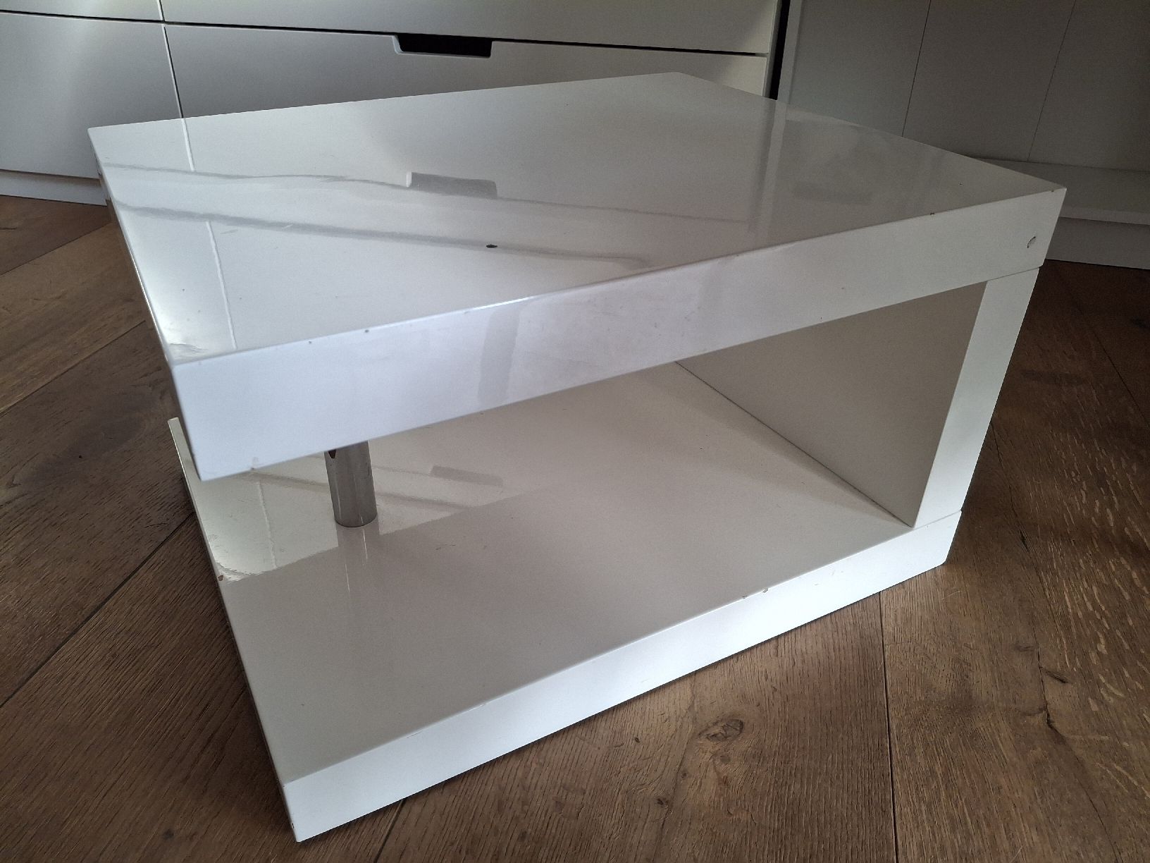 Tische: Weisser Design Couchtisch, guter Zustand, 40x50x30cm – Gebraucht aus Cham von Girasol3 3