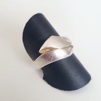 Ring aus  925er Silber mit goldenen Akzenten. gr. 17,8 mm