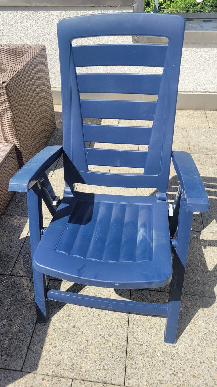Sedie: Blauer Gartenstuhl, ideal für Balkon oder Terrasse – Usato da Zürich venduto da nor_7dpx