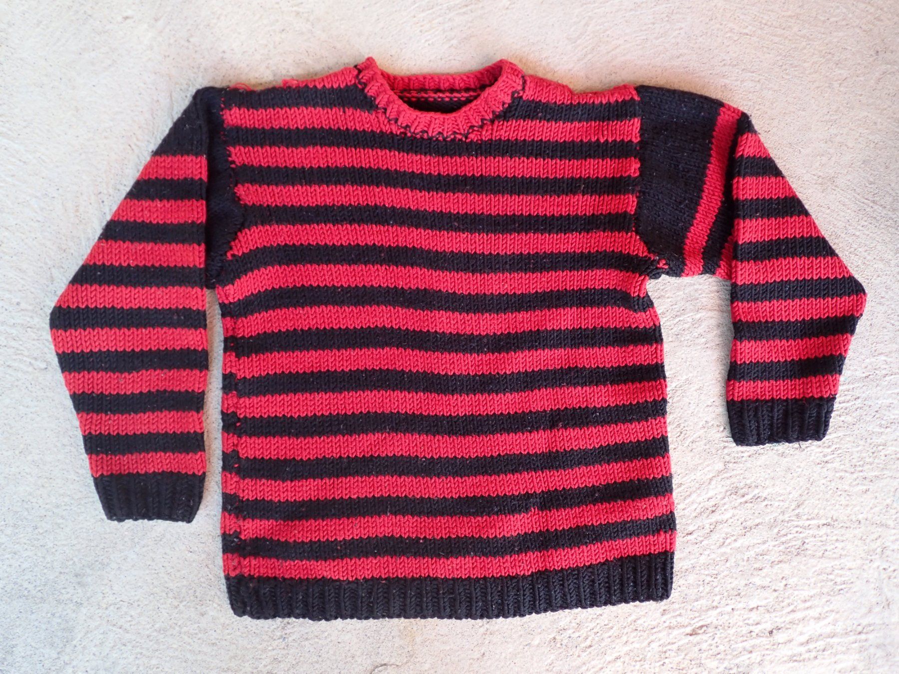Pulls et sweat-shirts: Warmer gestreifter Kinder-Pullover handgestrickt – D'occasion à Langnau i. E. par chebsli