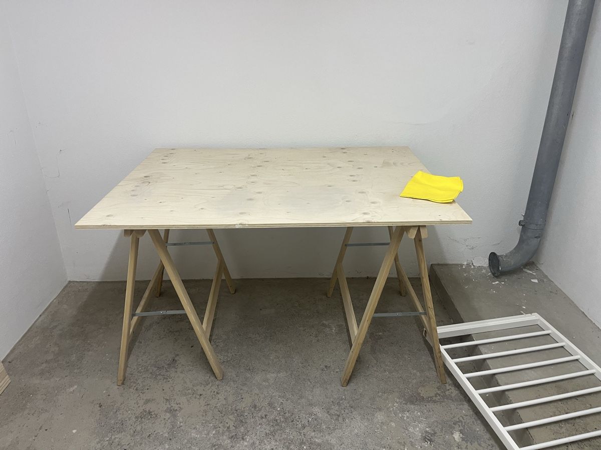 Tavoli: Atelier Tisch, Holzplatte mit Böcken – Usato da Zürich venduto da fefu28