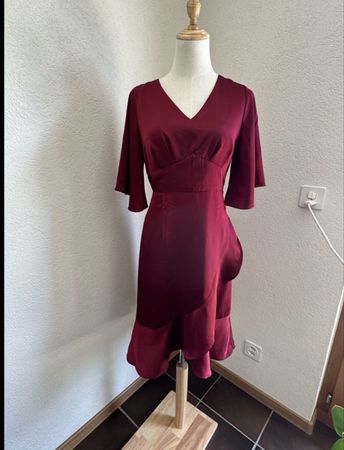 Burgunderrotes Rüschenkleid, S/Robe à volants bordeaux taill