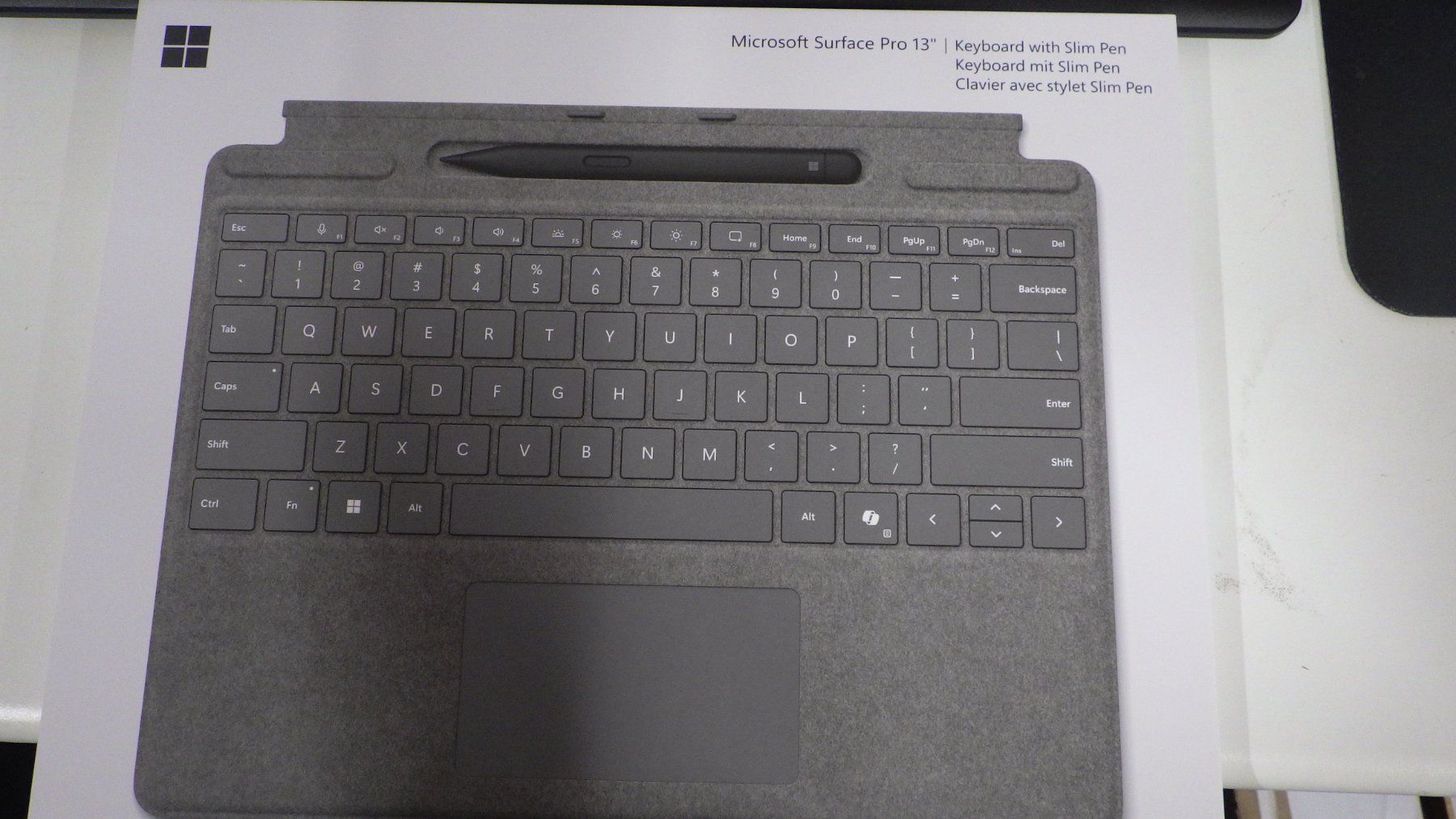 Microsoft Tastiere: Microsoft® Surface Pro 13" Keyboard Platinum inkl. Pen CH/LU – Nuovo e nell'imballaggio originale da Gossau ZH venduto da OrderflowAG 1