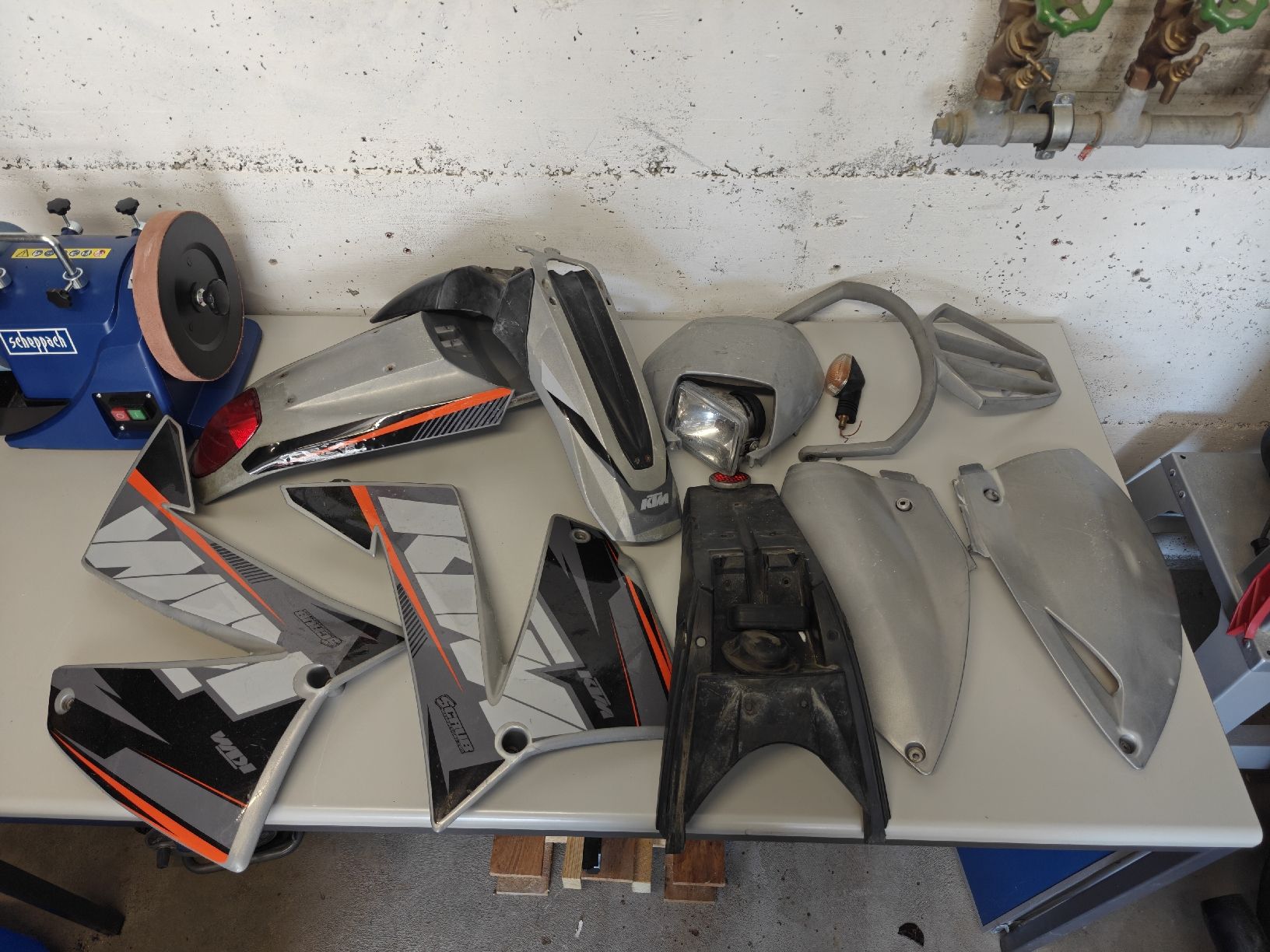 KTM Toutes les pièces détachées moto: Verschalungen KTM 640 LC4 – D'occasion à Riggisberg par Chilen 3