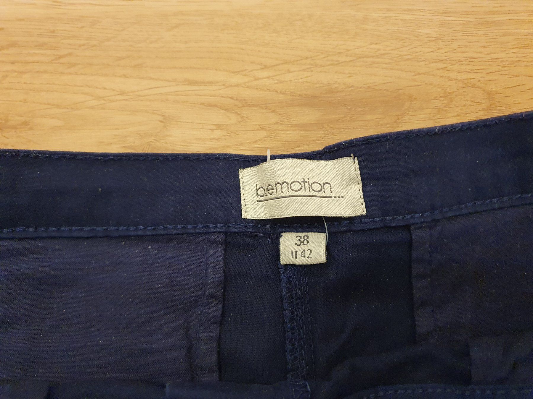 Pantaloni: Damen Short mit Stretch, Gr. 38, dunkelblau – Usato da Heinrichswil venduto da sabi2809 2