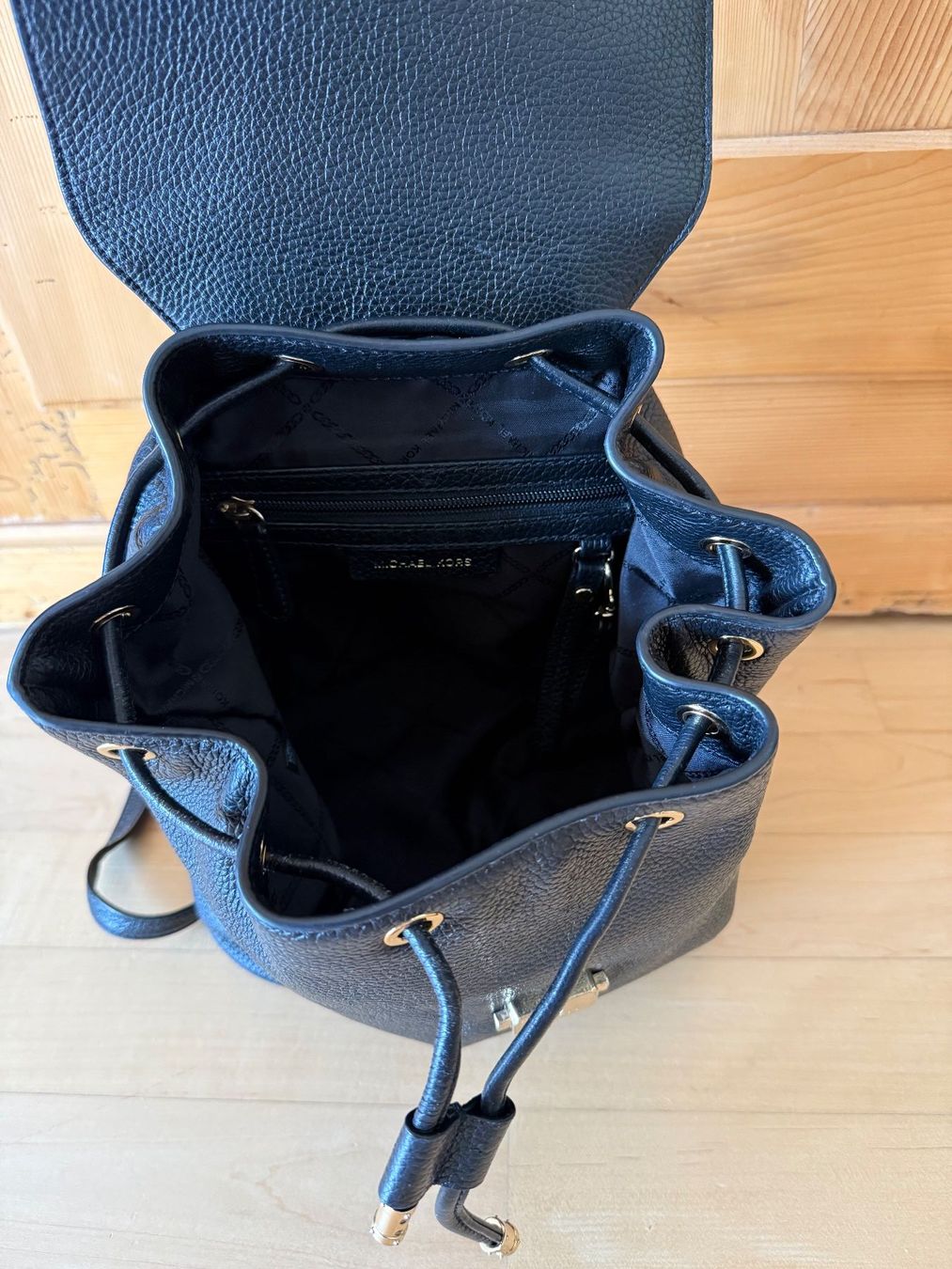 Michael Kors Zaini: Michael Kors Leder Rucksack schwarz – Usato da Uster venduto da Schangnau87 9