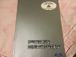 Ford Escort Verkaufsprospekt mit 32 Seiten Februar 1981