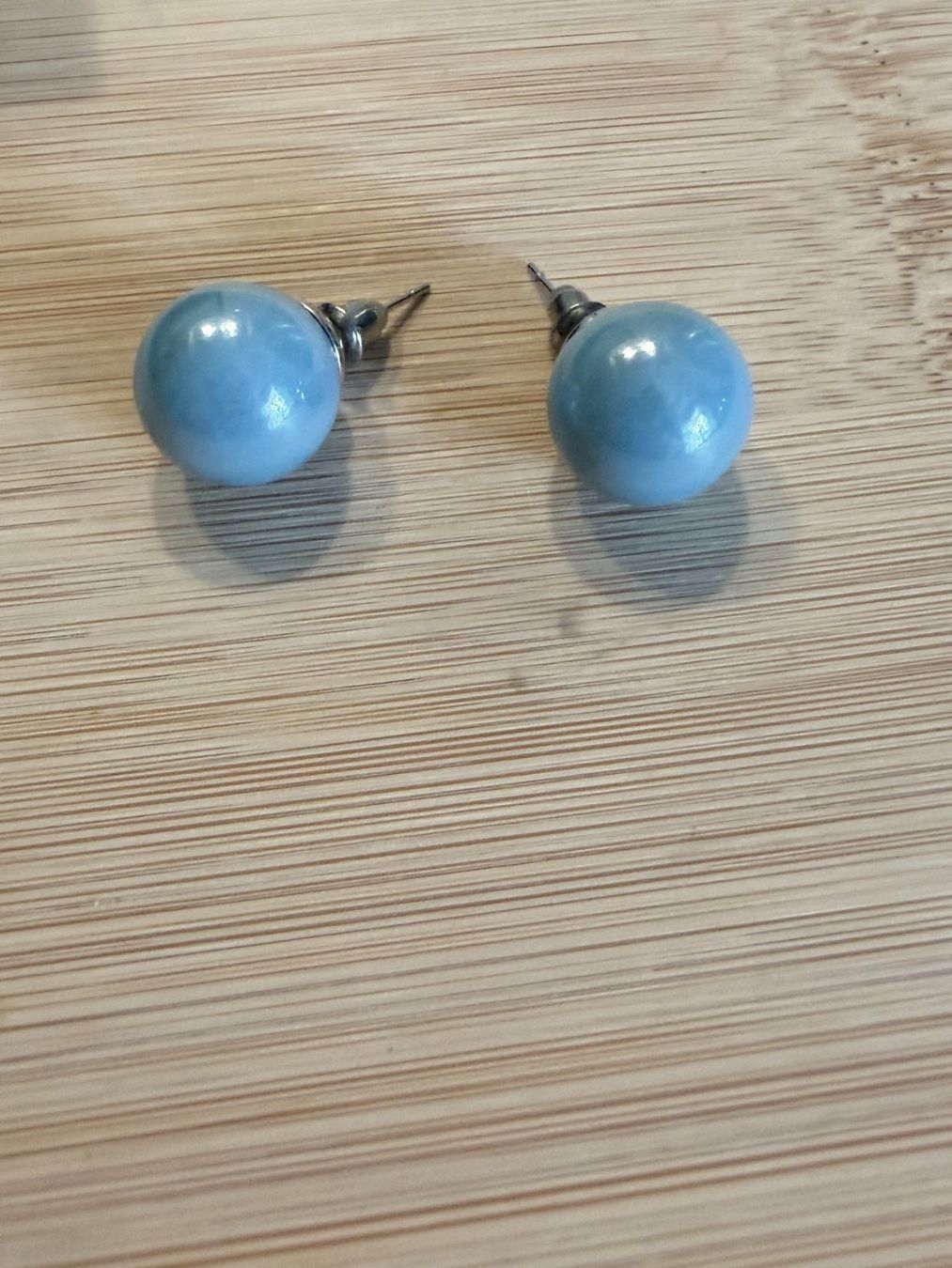 Ohrringe & -stecker: Modeschmuck - Ohrstecker Kugeln hellblau – Gebraucht aus Oberlunkhofen von dreihaselnuesse