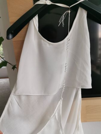 Weiße Bluse, offener Rücken mit Perlen